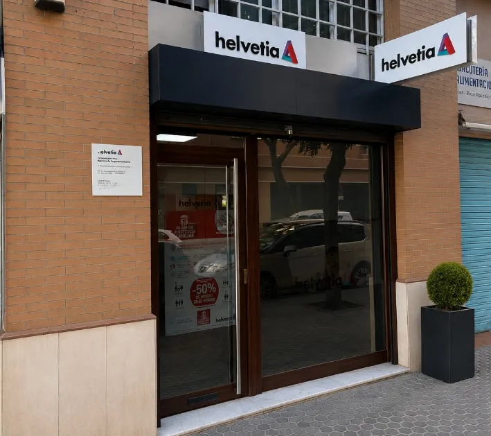 Fachada de la oficina de Fernanluque, agencia exclusiva de Helvetia, en la calle Carmen Martínez Sancho de Sevilla